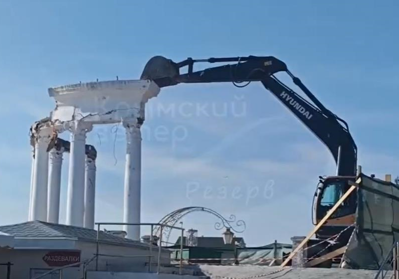 Росіяни знищили “візитівку” Алушти – білу ротонду