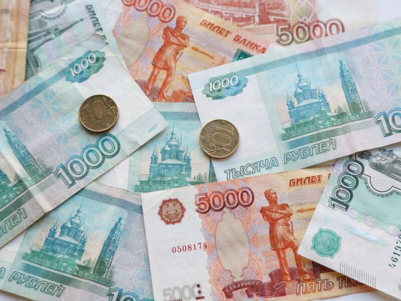 Російський рубль упав до мінімуму за 11 тижнів