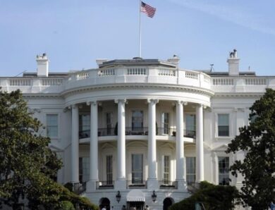 Рух танкерів Ормузькою протокою відновлюється – радник Білого дому