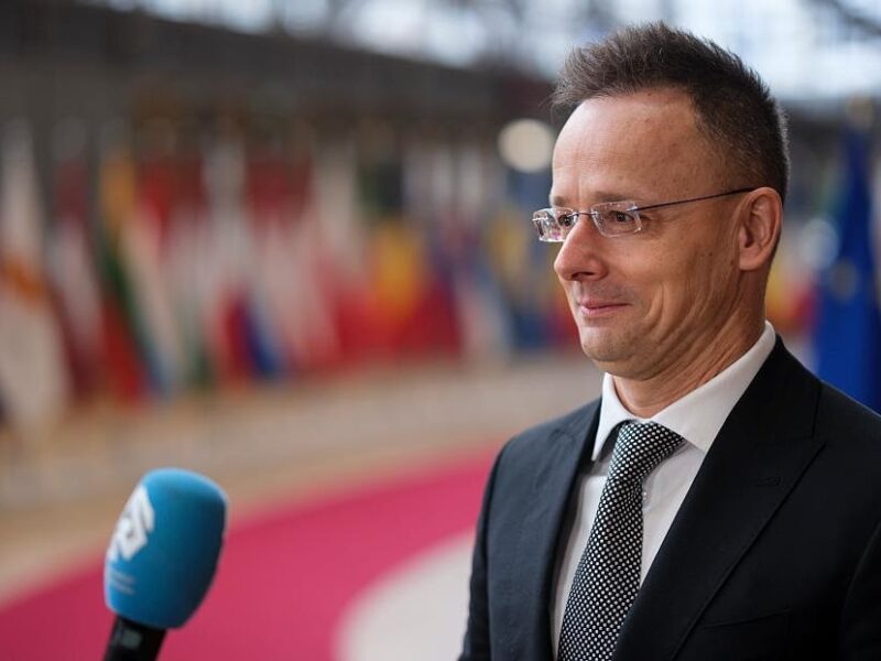 Сійярто примарилися “гроші української військової мафії”