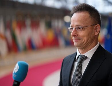 Сійярто примарилися “гроші української військової мафії” в Угорщині