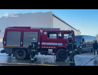 Київщина: ліквідовано масштабну пожежу у складській будівлі