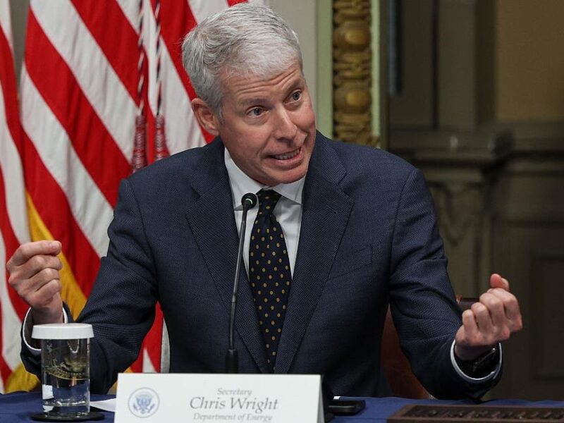 США обіцяють не знімати санкції з російської нафти