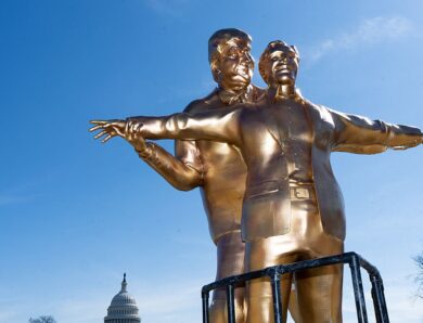 Сцена з Титаніка: біля Капітолія встановили статую Трампа та Епштейна