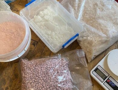 “Товар” ховали у продуктах і вазонах: поліція викрила наркоугруповання