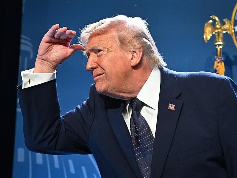 Трамп “вимагає” у шейхів трильйони доларів – ЗМІ