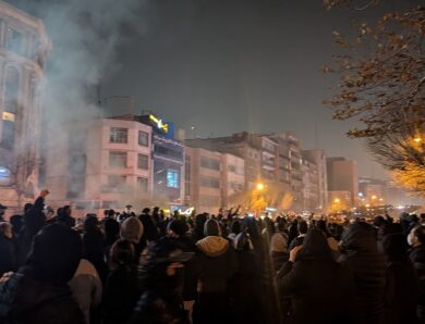 Тримають палець на гачку: іранська поліція погрожує протестувальникам