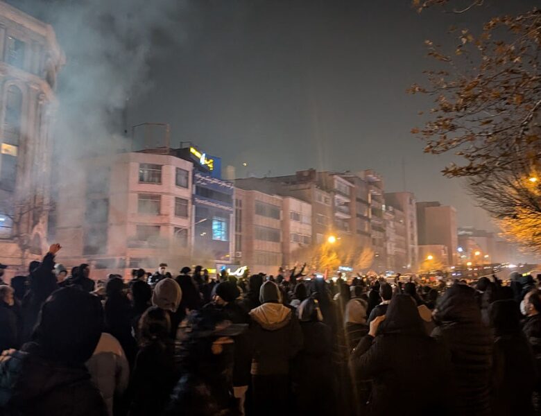 Тримають палець на гачку: іранська поліція погрожує протестувальникам