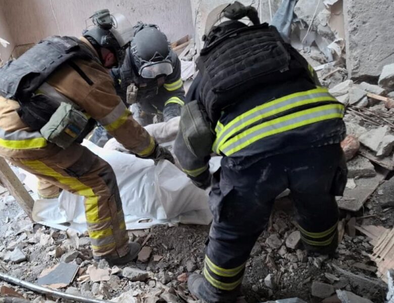 Троє загиблих, 16 поранених: у Дружківці завершили роботи на місці удару РФ