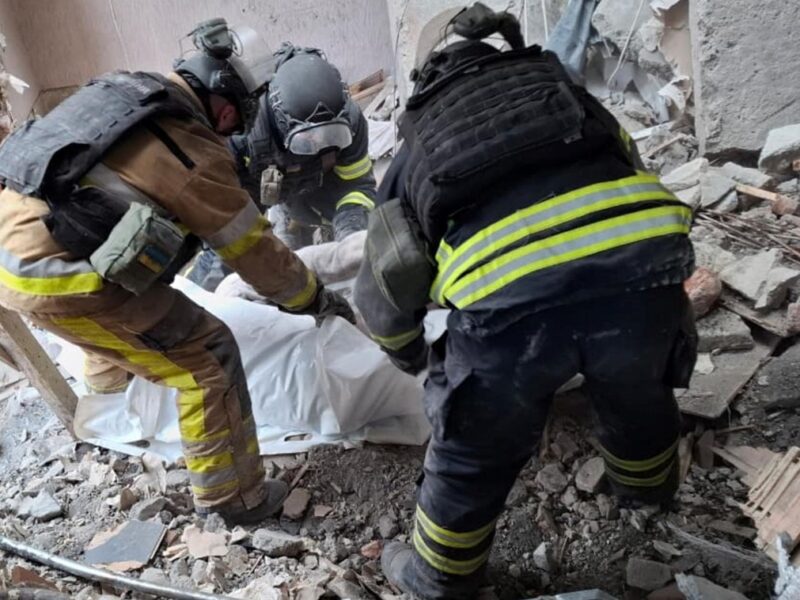 Троє загиблих, 16 поранених: у Дружківці завершили роботи на місці удару РФ