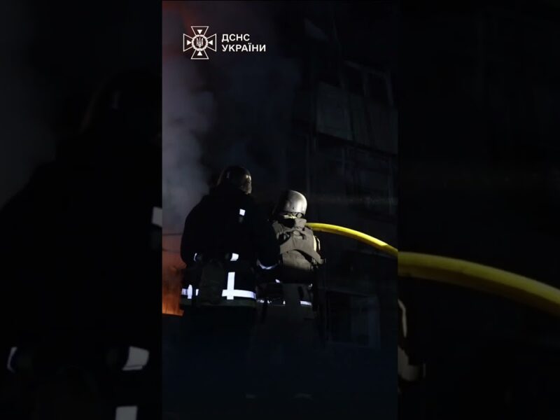 Рятувальники шукають життя серед руїн