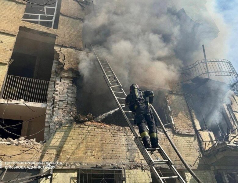 У Дніпрі “шахед” влетів в будинок, є поранені