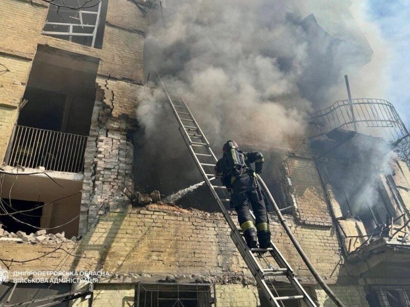 У Дніпрі “шахед” влетів в будинок, є поранені