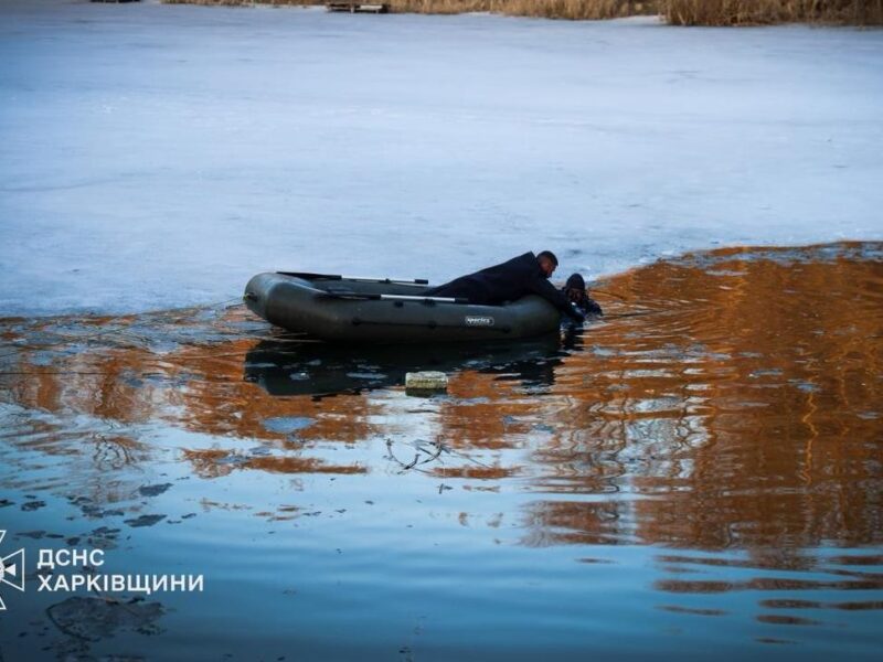 У Харкові двоє дітей загинули, провалившись під кригу