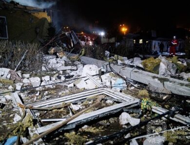 У Харкові уламки БПЛА пошкодили вікна і авто