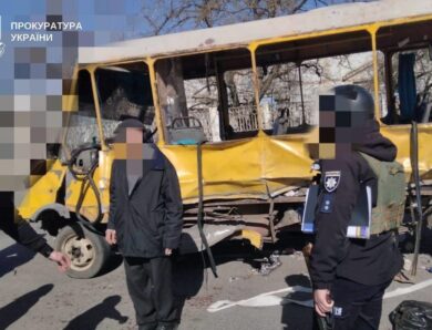 У Херсоні дрон атакував маршрутку, 20 поранених