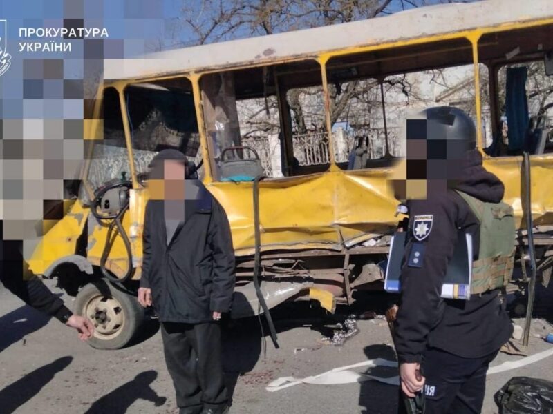 У Херсоні дрон атакував маршрутку, 20 поранених