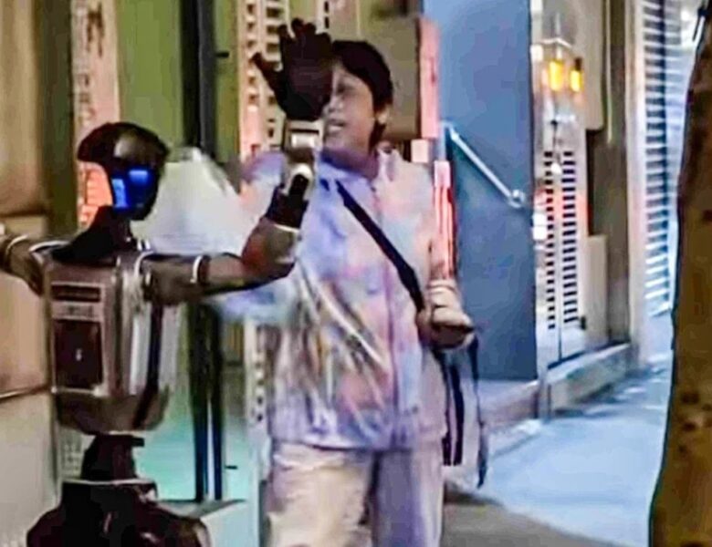 У Китаї поліція заарештувала людиноподібного робота