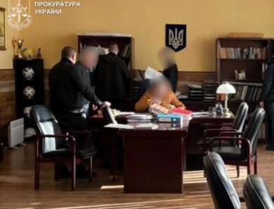 У Киві посадовці отримали підозри за фіктивне працевлаштування чоловіків