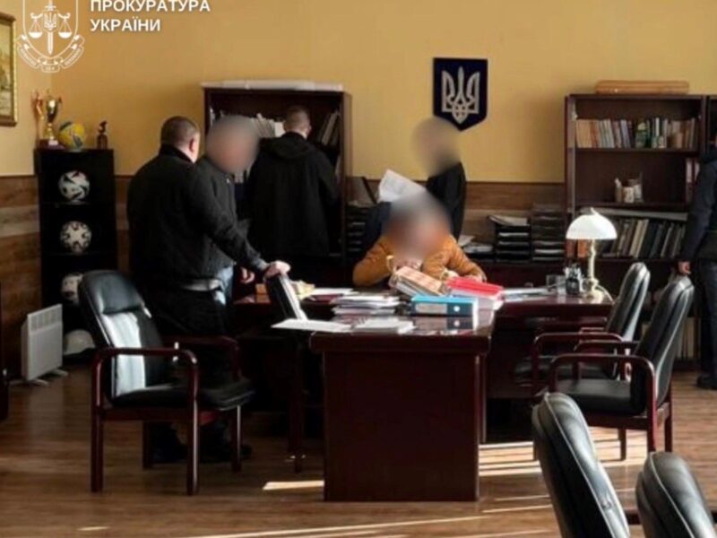 У Киві посадовці отримали підозри за фіктивне працевлаштування чоловіків
