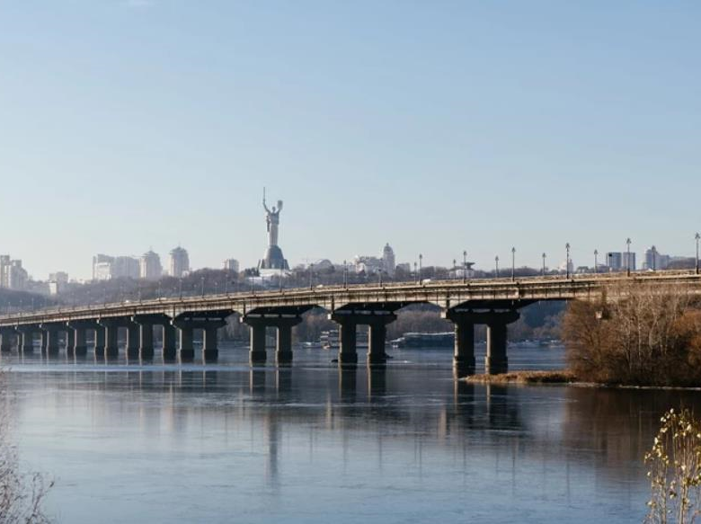 У Києві перевірили міст Патона та відповіли, чи безпечно ним їздити