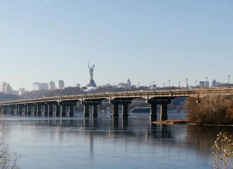 У Києві перевірили міст Патона та відповіли, чи безпечно ним їздити