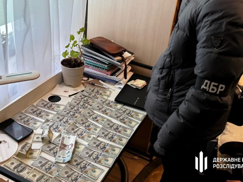 У Києві військовий продав два автомати Калашникова