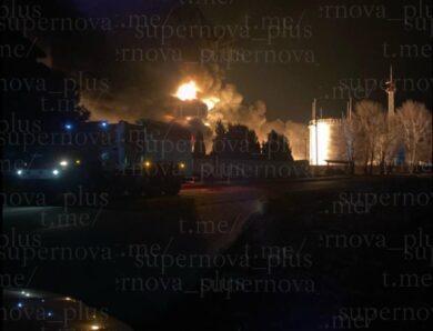 У Краснодарському краї вирує пожежа на нафтобазі