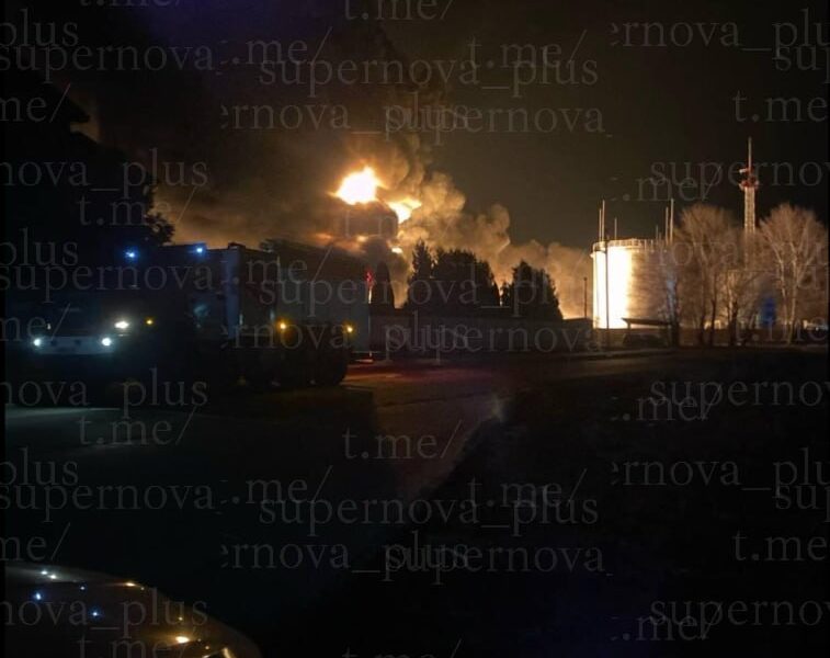 У Краснодарському краї вирує пожежа на нафтобазі