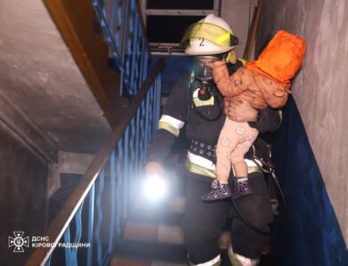 У Кропивницькому врятували 6 людей під час пожежі в багатоповерхівці