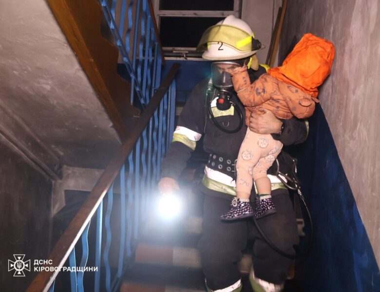У Кропивницькому врятували 6 людей під час пожежі в багатоповерхівці