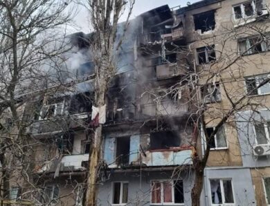 У Миколаєві обстрілом пошкоджено навчальний заклад і багатоповерхівку