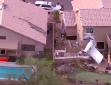 У США літак впав у двір житлового будинку: крило пробило дах, є постраждалі