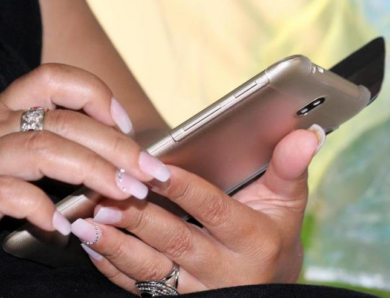 У США створили лак для нігтів, який перетворює палець на стилус