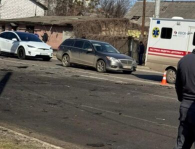 У Сумах дрон влучив у дорогу: пошкоджені авто, є поранені