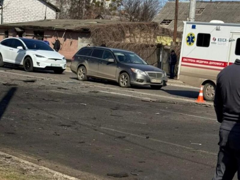 У Сумах дрон влучив у дорогу: пошкоджені авто, є поранені