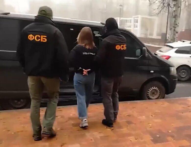 У Волновасі росіяни затримали 18-річну українку “за державну зраду”