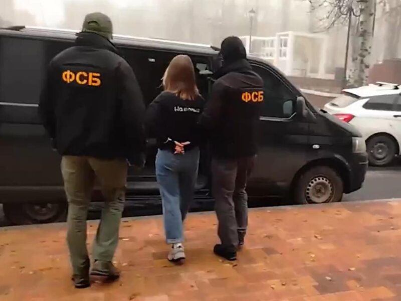 У Волновасі росіяни затримали 18-річну українку “за державну зраду”