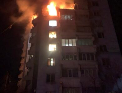 У Запоріжжі дрон влучив у висотку, є потерпілі