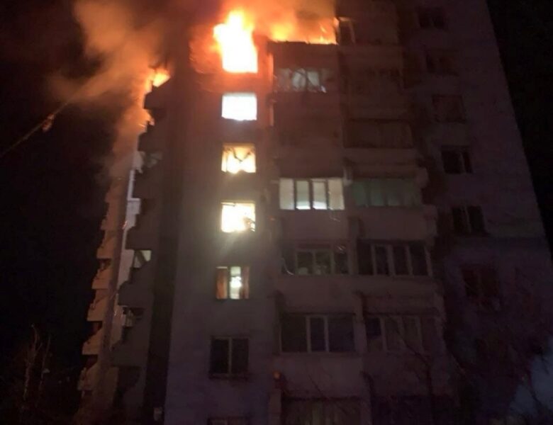 У Запоріжжі дрон влучив у висотку, є потерпілі