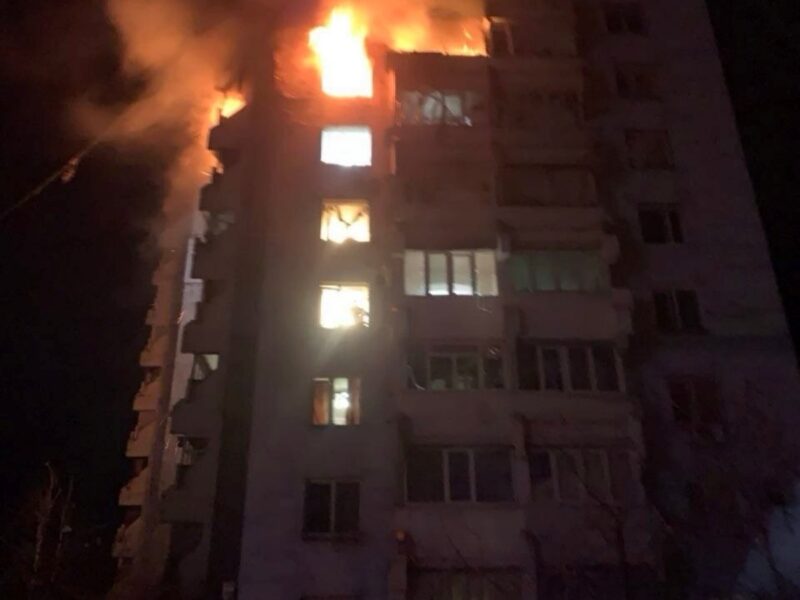 У Запоріжжі дрон влучив у висотку, є потерпілі