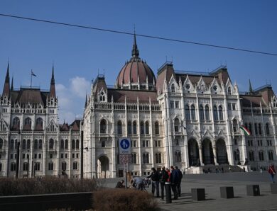 Угорщина “узаконила” арешт грошей і золота України