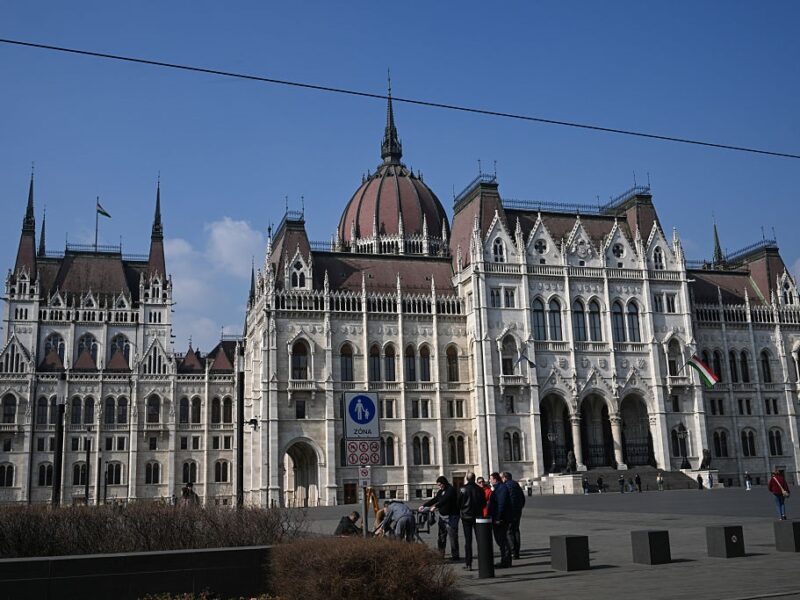 Угорщина “узаконила” арешт грошей і золота України