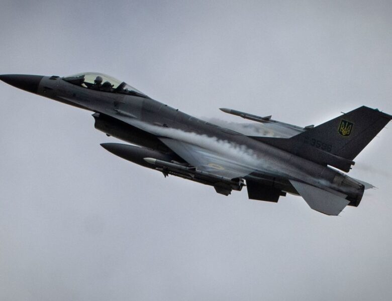 Українські F-16 три тижні боронили небо без ракет США – ЗМІ