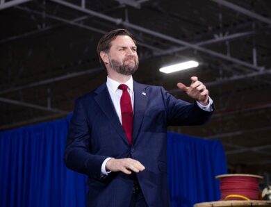 Уряд Угорщини анонсував візит Венса перед виборами