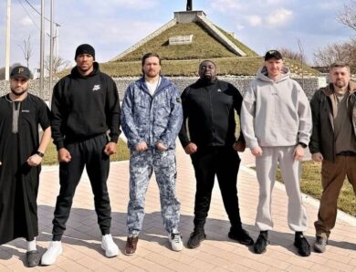 Усик прокоментував поїздку з Джошуа в Україну: Сильний батон