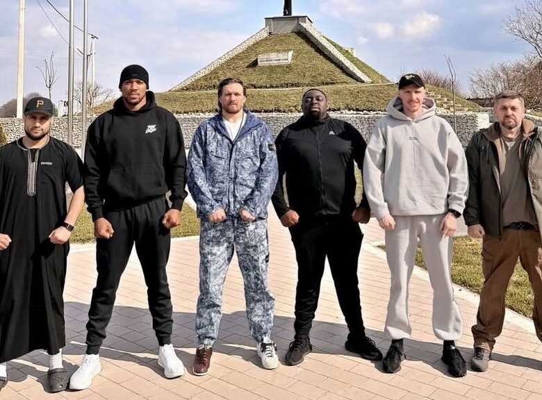 Усик прокоментував поїздку з Джошуа в Україну: Сильний батон