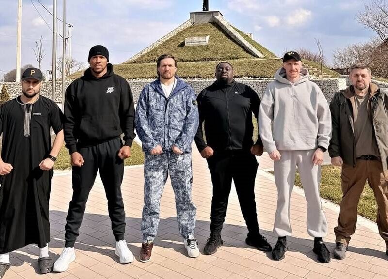 Усик прокоментував поїздку з Джошуа в Україну: Сильний батон