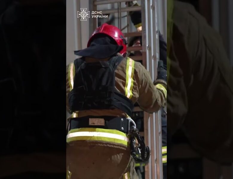 Ніч у Сумах. Удар росіян по цивільних. Там, де вогонь і руйнування, — там наші рятувальники.