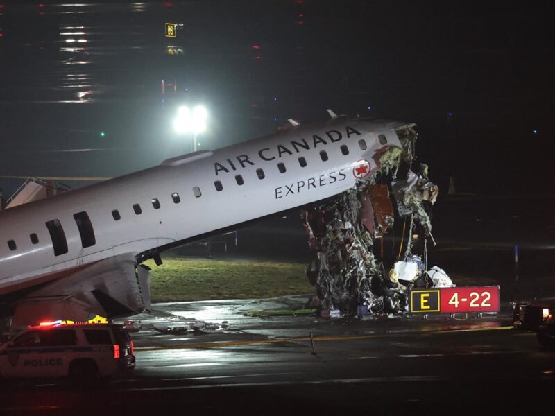 В аеропорту Нью-Йорка літак врізався у вантажівку
